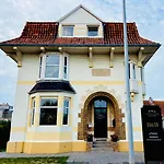 Maison Noire Westende-bad Incl Parking & Ontbijt Panzió 4*