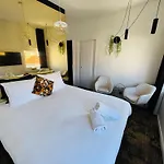 Maison Noire Westende-bad Incl Parking & Ontbijt 4*