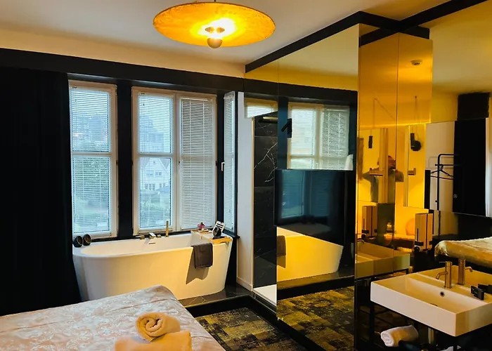 住宿加早餐酒店 Maison Noire Westende-bad Incl Parking & Ontbijt 4*