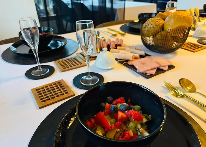 Maison Noire Westende-bad Incl Parking & Ontbijt 米德尔克尔克