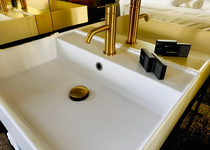 住宿加早餐酒店 Maison Noire Westende-bad Incl Parking & Ontbijt 4*